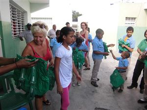consegna a bambini e ragazzi di un Istituto a Santo Domingo di materiale scolastico