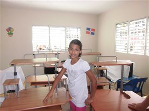 consegna a bambini e ragazzi di un Istituto a Santo Domingo di materiale scolastico